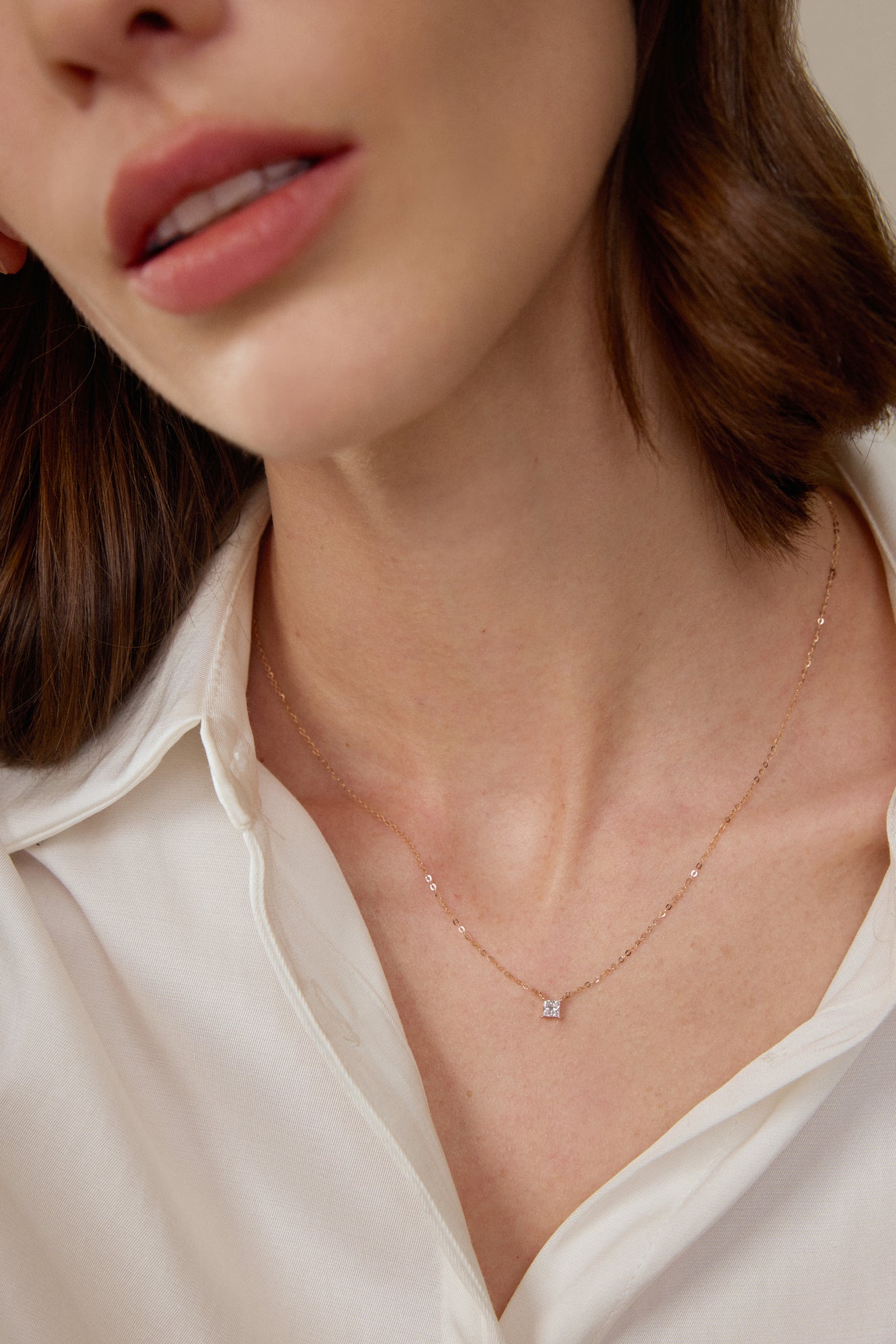 Halskette mit quadratischem Diamanten