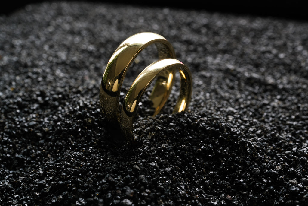 Hochglanzpolierte Trauringe aus 14k Gold – handgefertigt in Deutschland