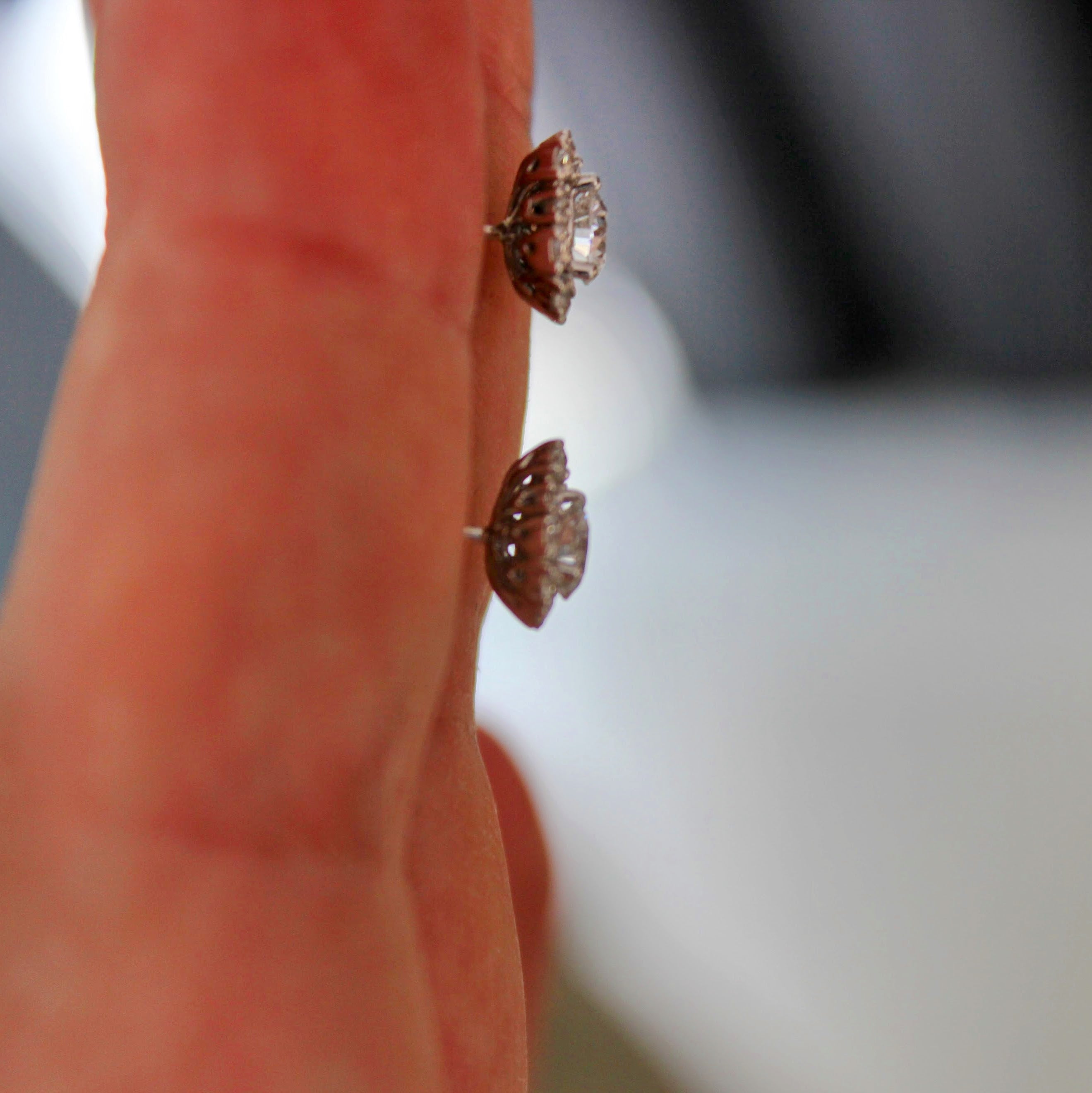 Herzförmige Diamant-Steckerohrringe