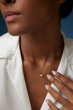 Model trägt eine Diamant-Herzkette aus 18K Gelbgold mit drei runden Labordiamanten und insgesamt 0,13 ct.