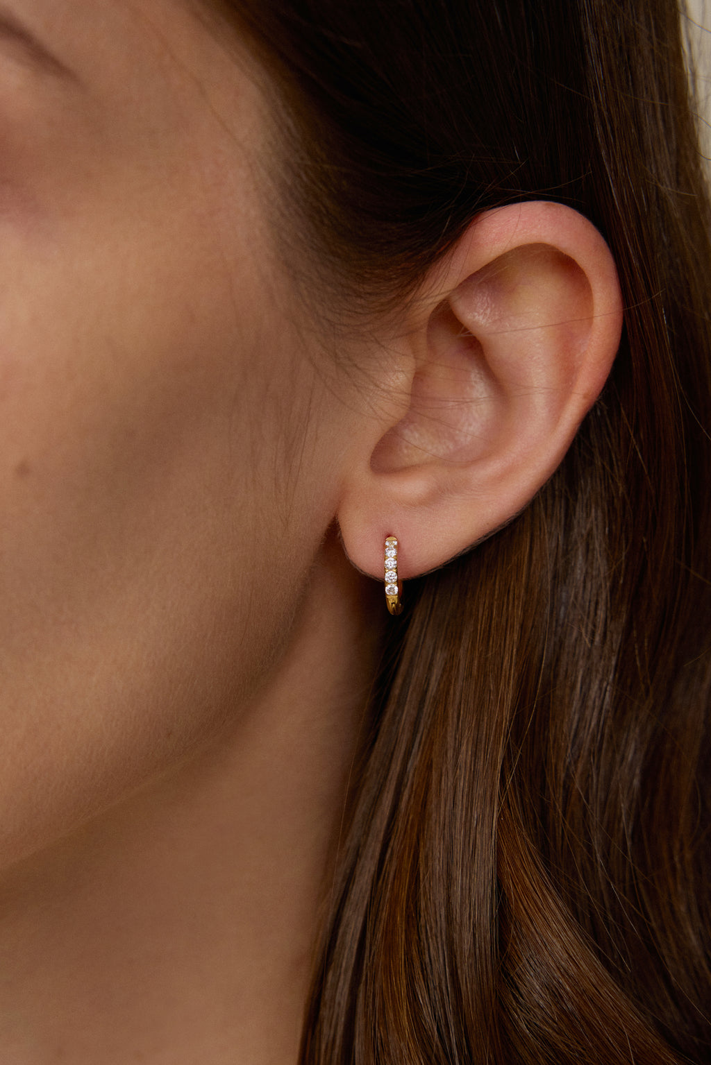 Huggie Creole aus 18K Gold mit Labordiamanten am Ohr getragen.