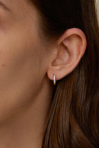 Huggie Creole aus 18K Gold mit Labordiamanten am Ohr getragen.