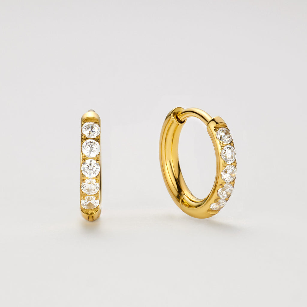 Huggie Creolen aus 18K Gold mit insgesamt 0,50 ct Labordiamanten.