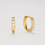 Huggie Creolen aus 18K Gold mit insgesamt 0,50 ct Labordiamanten.