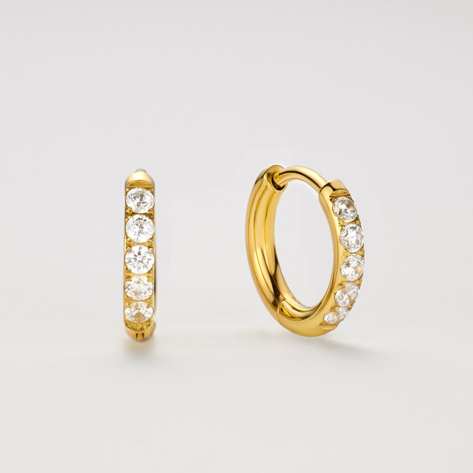 Huggie Creolen aus 18K Gold mit insgesamt 0,50 ct Labordiamanten.