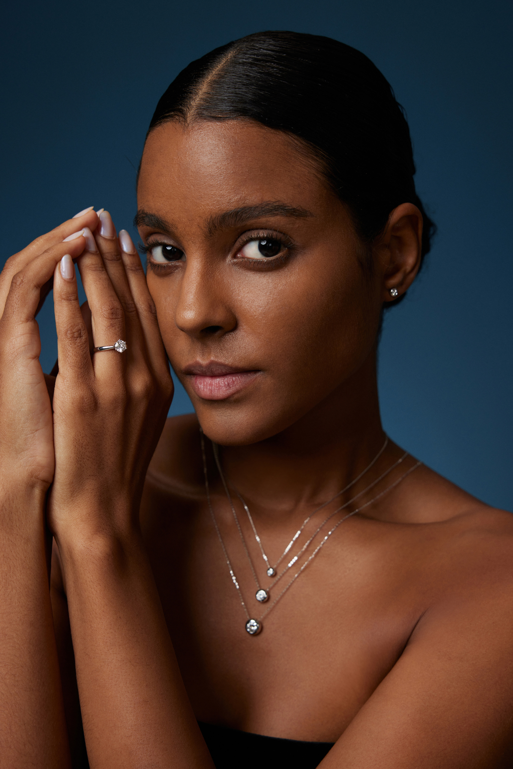 Model trägt Diamant-Ohrstecker aus 18K Weißgold mit 0,48 ct Labordiamanten sowie passende Diamantketten und einen Solitärring
