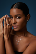 Model trägt Diamant-Ohrstecker aus 18K Weißgold mit 0,48 ct Labordiamanten sowie passende Diamantketten und einen Solitärring