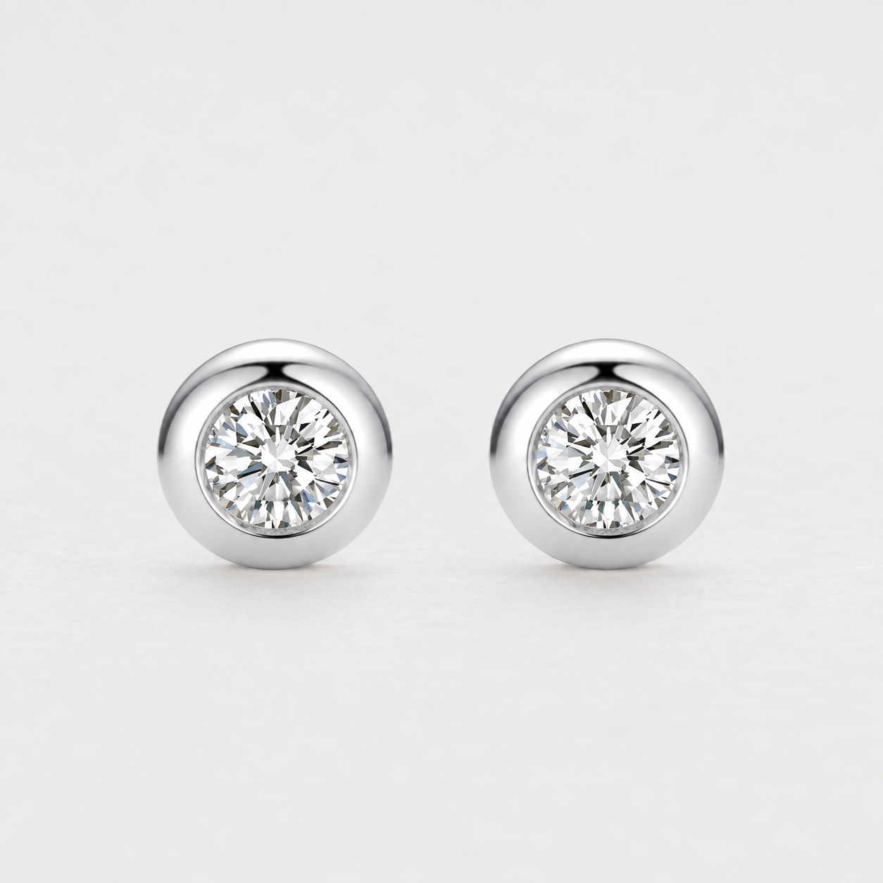 Runde Diamant-Ohrstecker aus 18K Weißgold mit 0,48 ct Labordiamanten in moderner Zargenfassung