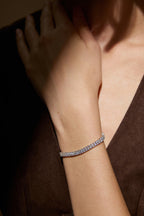 Zweireihiges Tennisarmband aus 18K Gold mit 4,00 ct Labordiamanten am Handgelenk getragen.