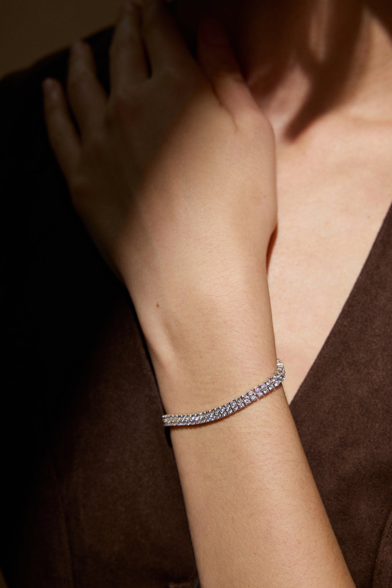 Zweireihiges Tennisarmband aus 18K Gold mit 4,00 ct Labordiamanten am Handgelenk getragen.