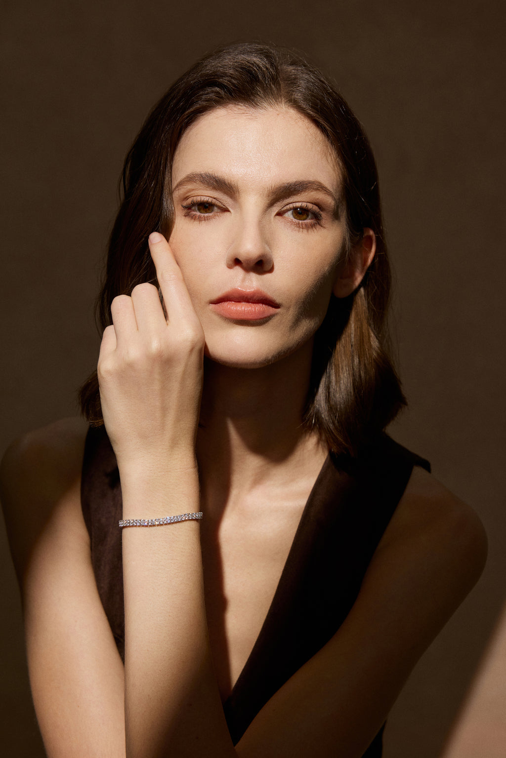 Model trägt ein zweireihiges Tennisarmband aus 18K Gold mit 4,00 ct Labordiamanten.
