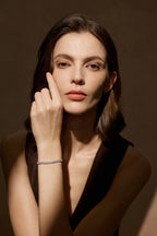 Model trägt ein zweireihiges Tennisarmband aus 18K Gold mit 4,00 ct Labordiamanten.