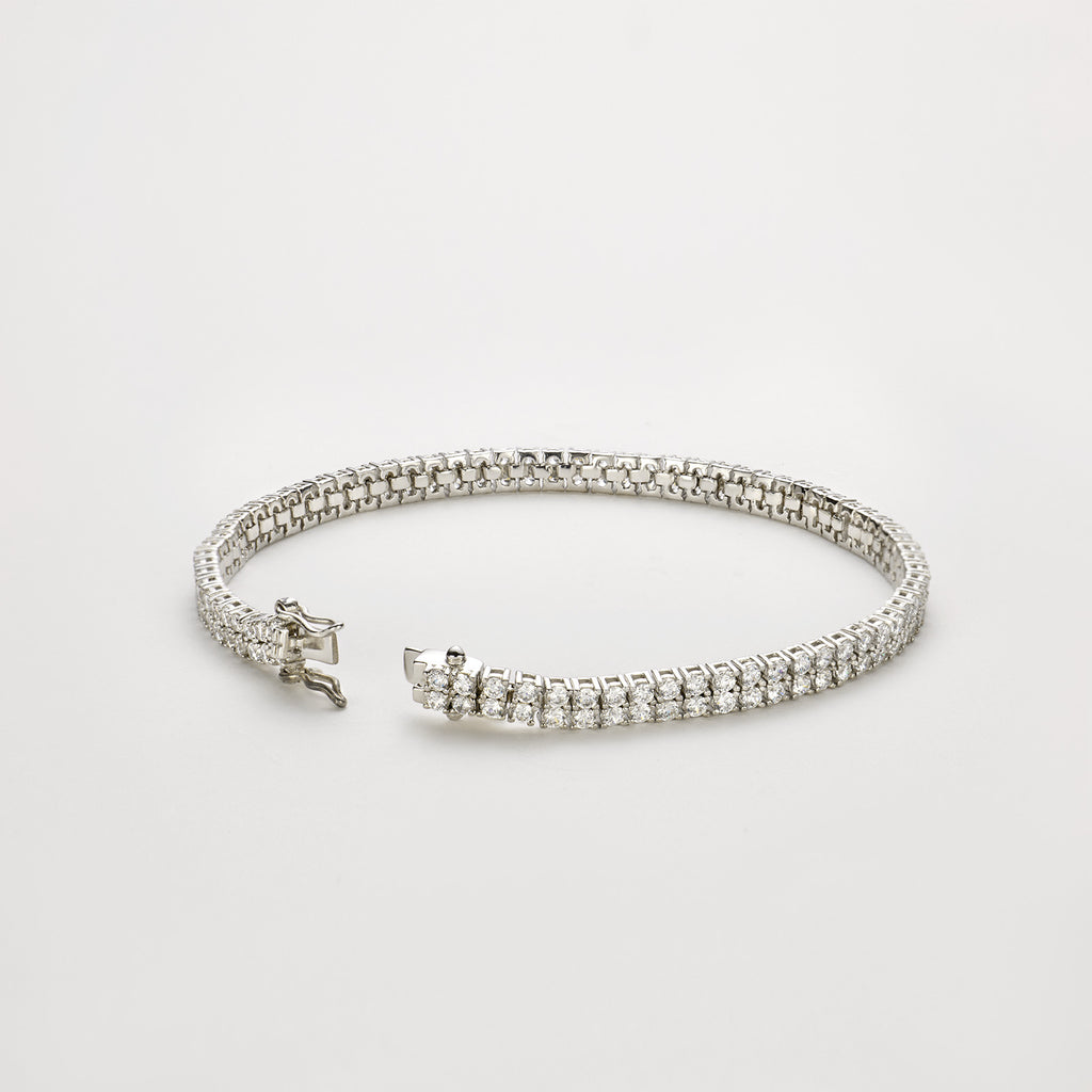 Zweireihiges Tennisarmband aus 18K Gold mit 4,00 ct Labordiamanten und geöffnetem Sicherheitsverschluss.