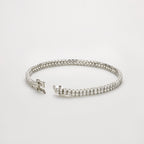 Zweireihiges Tennisarmband aus 18K Gold mit 4,00 ct Labordiamanten und geöffnetem Sicherheitsverschluss.