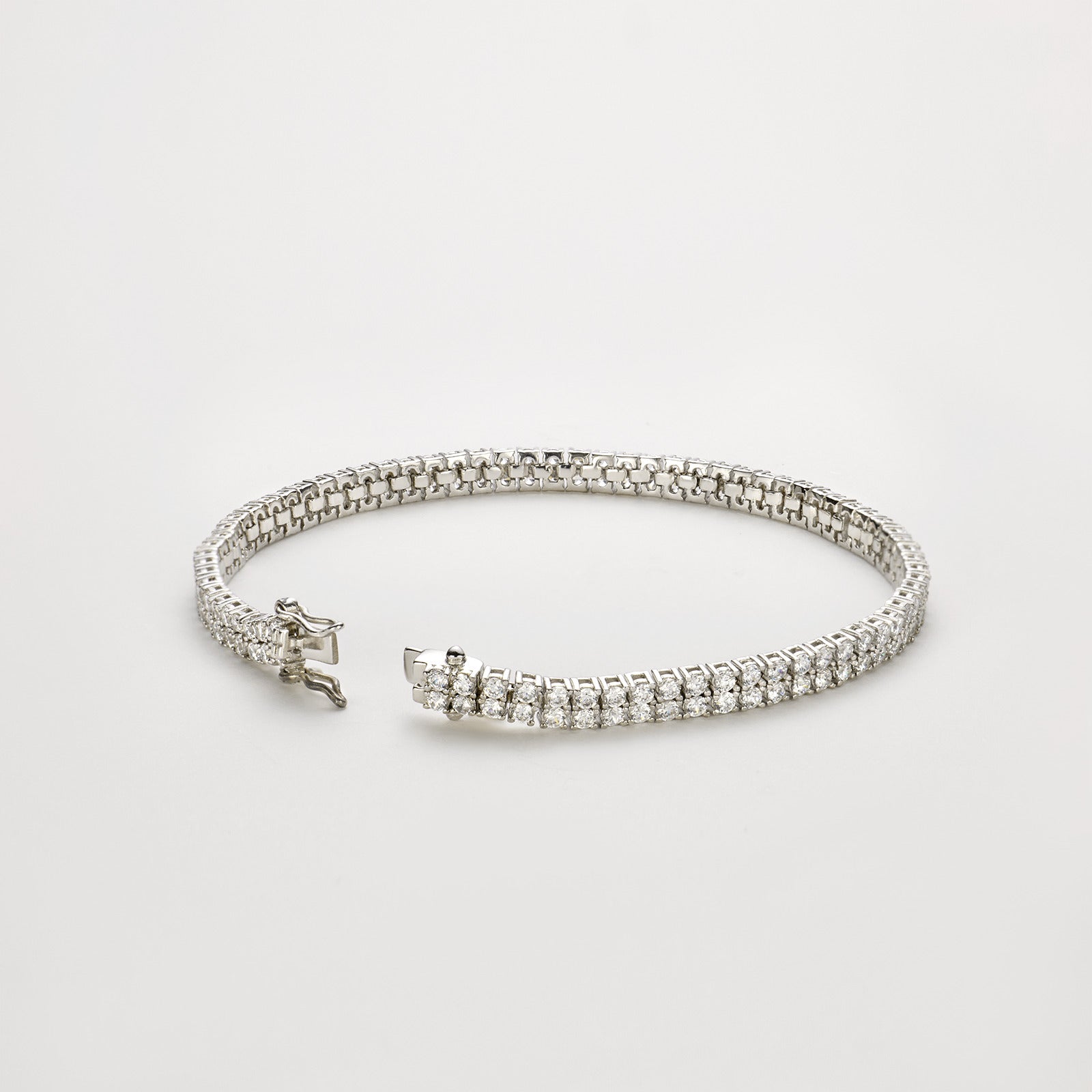 Zweireihiges Tennisarmband aus 18K Gold mit 4,00 ct Labordiamanten und geöffnetem Sicherheitsverschluss.