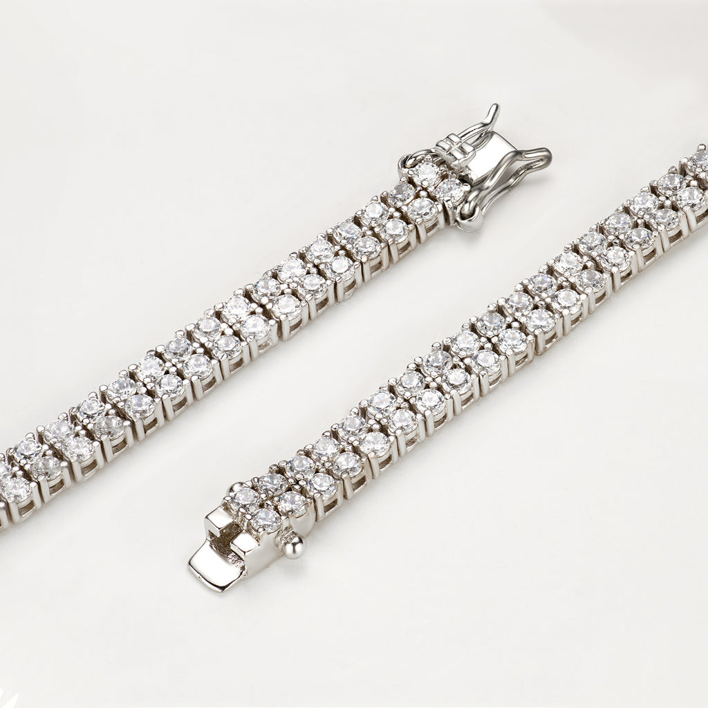 Detailaufnahme eines zweireihigen Tennisarmbands aus 18K Gold mit Labordiamanten und Sicherheitsverschluss.