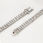 Detailaufnahme eines zweireihigen Tennisarmbands aus 18K Gold mit Labordiamanten und Sicherheitsverschluss.