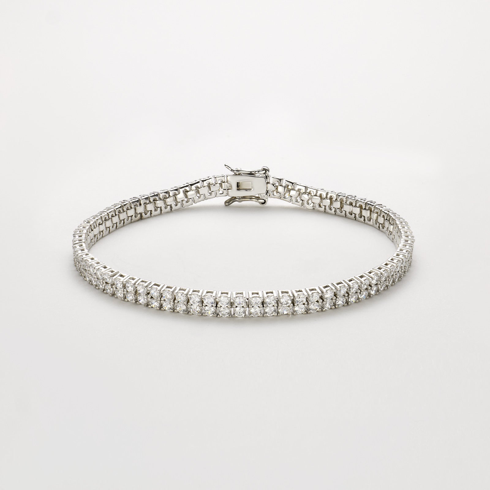 Zweireihiges Tennisarmband aus 18K Gold mit insgesamt 4,00 ct Labordiamanten.