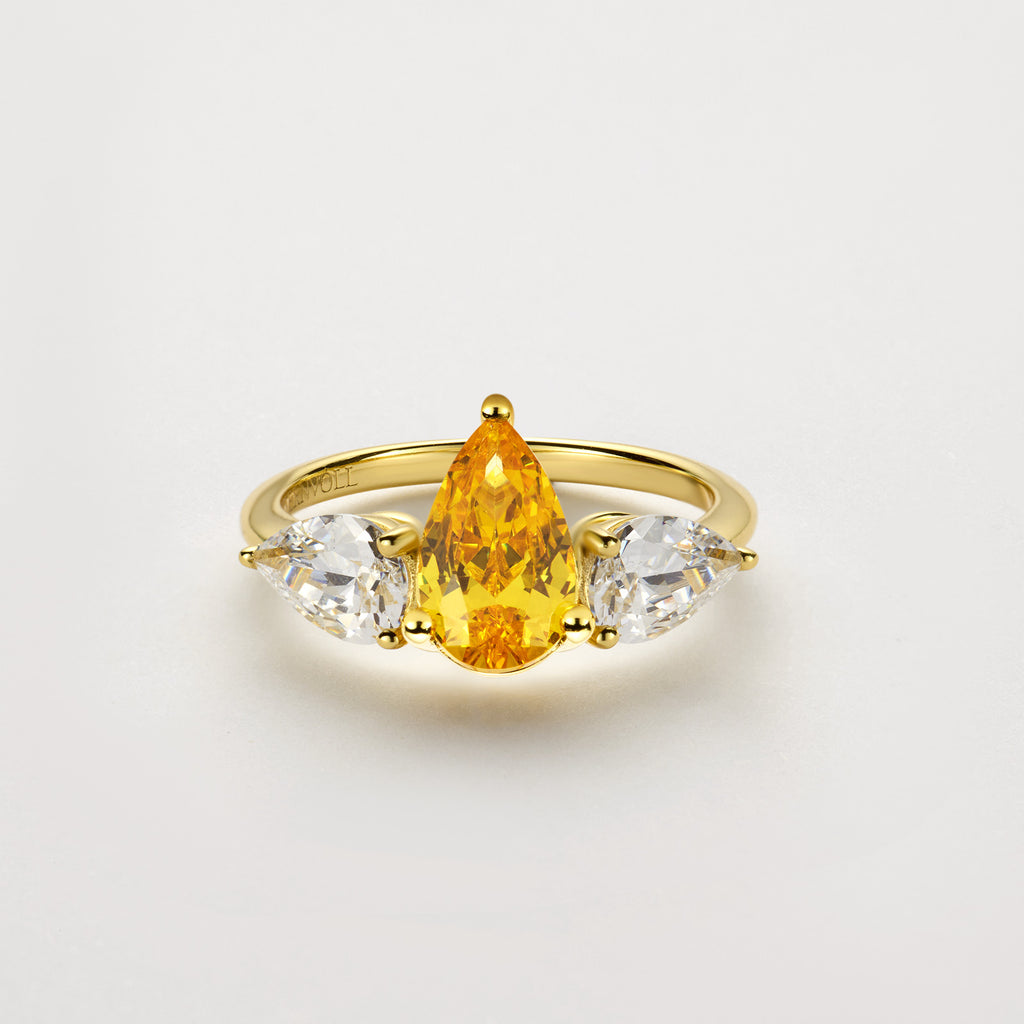 Drei-Stein-Verlobungsring aus 18K Gold mit 3,50 ct Labordiamanten, zentralem Fancy Yellow Tropfendiamanten und zwei weißen Seitensteinen