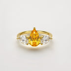 Drei-Stein-Verlobungsring aus 18K Gold mit 3,50 ct Labordiamanten, zentralem Fancy Yellow Tropfendiamanten und zwei weißen Seitensteinen