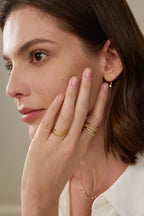 Model trägt filigrane Fancy Yellow Diamant-Ohrhänger aus 18K Gold mit runden und tropfenförmigen Labordiamanten sowie passende Ringe