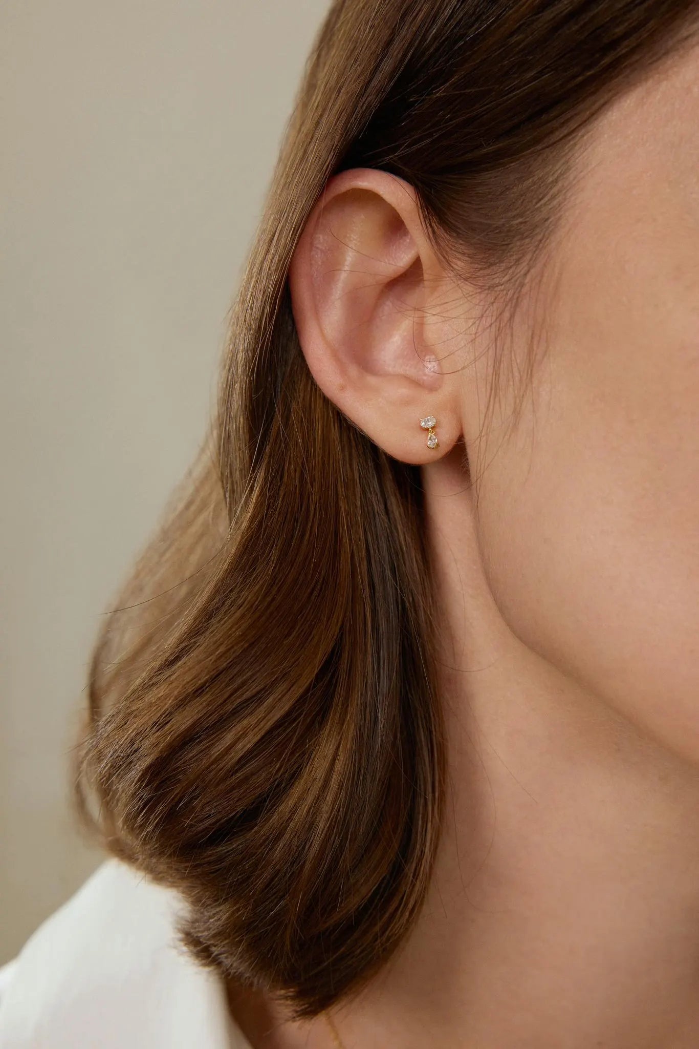 Model trägt filigrane Fancy Yellow Diamant-Ohrhänger aus 18K Gold mit runden und tropfenförmigen Labordiamanten