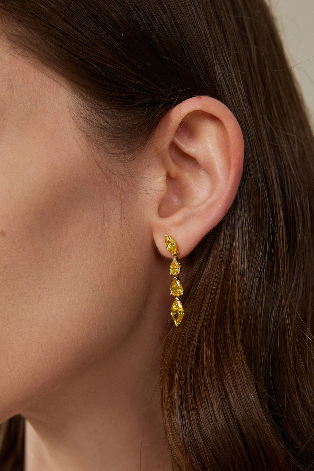 Detailaufnahme eines Fancy Yellow Diamant-Ohrhängers aus 18K Gold mit 5,50 ct Labordiamanten im Marquise- und Tropfenschliff