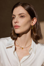 Model trägt Fancy Yellow Diamant-Ohrhänger aus 18K Gold mit 5,50 ct Labordiamanten sowie ein passendes Diamantcollier mit gelbem Mittelstein