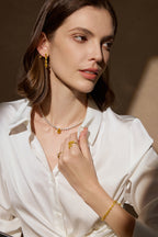 Model trägt Fancy Yellow Diamant-Ohrhänger aus 18K Gold mit 5,50 ct Labordiamanten sowie passendes Collier, Ringe und Armband
