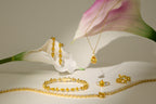 Fancy Yellow Diamant-Ohrhänger aus 18K Gold mit 5,50 ct Labordiamanten in einem eleganten Schmuckstillleben mit Collier, Ringen und Armbändern
