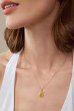 Model trägt einen Fancy Yellow Diamantanhänger aus 18K Gold mit 3,50 ct Labordiamanten, tropfenförmigem Mittelstein und Diamant-Halo