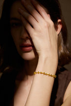 Model trägt ein Fancy Yellow Diamantarmband aus 18K Gold mit Labordiamanten in verschiedenen Schliffformen