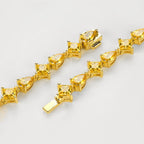 Detailaufnahme eines Fancy Yellow Diamantarmbands aus 18K Gold mit Labordiamanten im Tropfen- und quadratischen Schliff