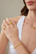 Model trägt ein Fancy Yellow Diamantarmband aus 18K Gold mit Labordiamanten sowie ein passendes Diamantcollier und mehrere Ringe.