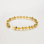 Geöffnetes Fancy Yellow Diamantarmband aus 18K Gold mit Labordiamanten im Tropfen- und quadratischen Schliff sowie sichtbarer Rückseite der Fassungen