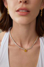 Model trägt ein Diamantcollier aus 18K Gold mit tropfenförmigen Labordiamanten und zentralem Fancy Yellow Diamanten