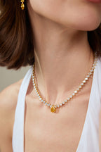 Detailaufnahme eines Fancy Yellow Diamantcolliers aus 18K Gold mit 34,00 ct Labordiamanten und tropfenförmigem Mittelstein