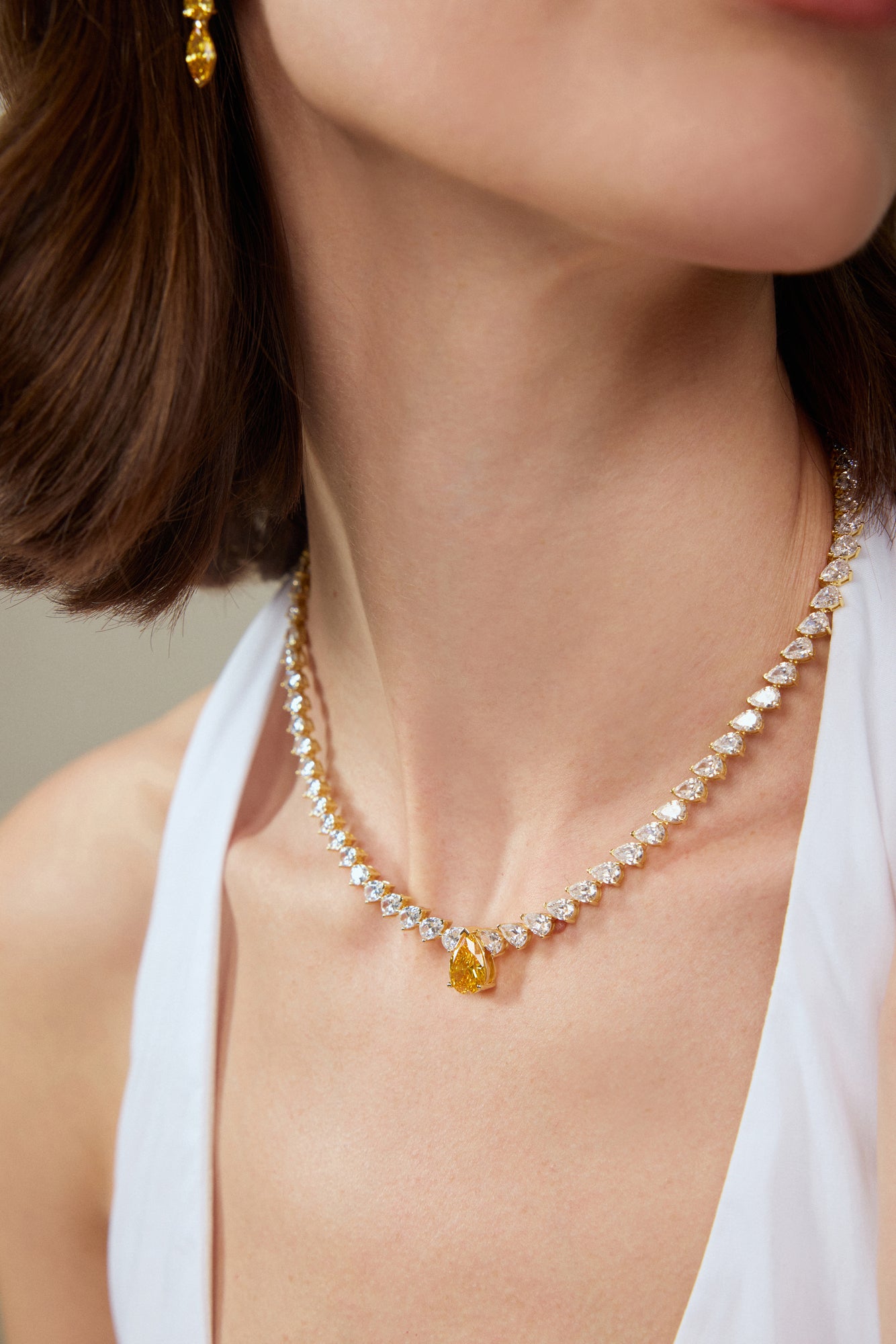 Detailaufnahme eines Fancy Yellow Diamantcolliers aus 18K Gold mit 34,00 ct Labordiamanten und tropfenförmigem Mittelstein