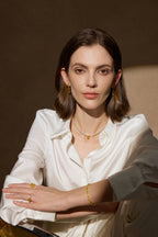 Model trägt ein Fancy Yellow Diamantcollier aus 18K Gold mit 34,00 ct Labordiamanten sowie passende Ohrringe, Ringe und Armband