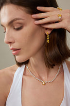 Model trägt ein Fancy Yellow Diamantcollier aus 18K Gold mit 34,00 ct Labordiamanten sowie passende Ohrringe und Ringe