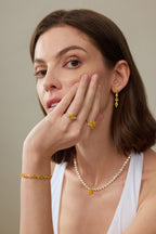 Model trägt ein Fancy Yellow Diamantcollier aus 18K Gold mit 34,00 ct Labordiamanten sowie passende Ohrringe, Ringe und Armband