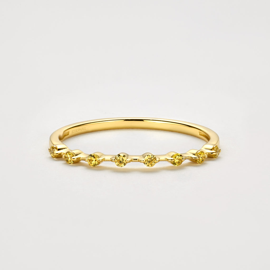 Filigraner Ring aus 18K Gold mit 0,15 ct gelben Labordiamanten in offener Fassung.