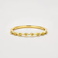Filigraner Ring aus 18K Gold mit 0,15 ct gelben Labordiamanten in offener Fassung.