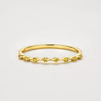 Filigraner Ring aus 18K Gold mit 0,15 ct gelben Labordiamanten in offener Fassung.