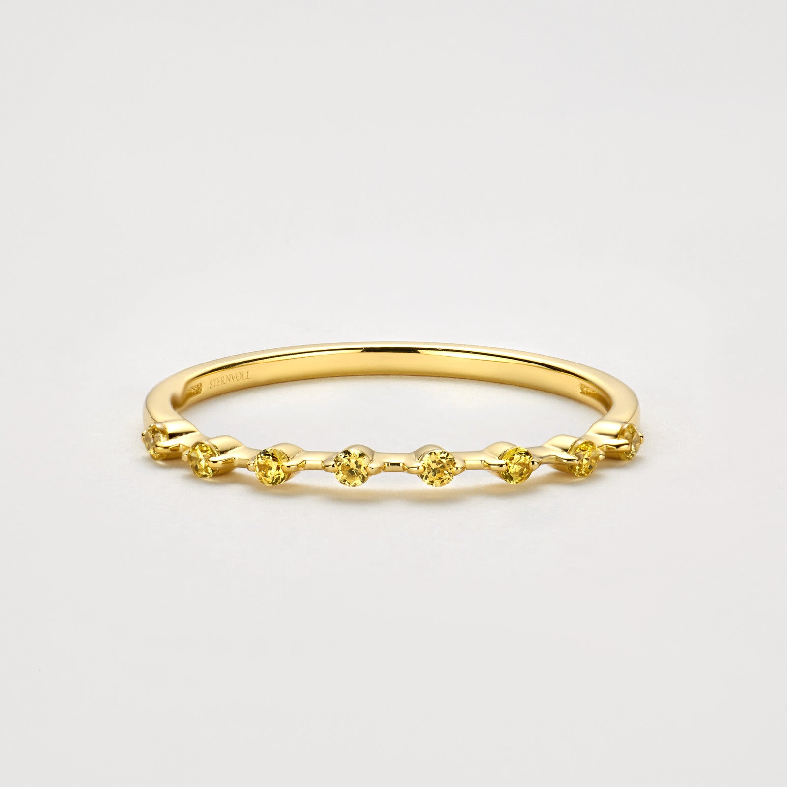 Filigraner Ring aus 18K Gold mit 0,15 ct gelben Labordiamanten in offener Fassung.