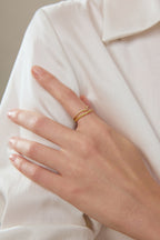 Detailaufnahme eines Fancy Yellow Memoire-Rings aus 18K Gold mit 0,57 ct Labordiamanten am Model