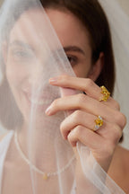 Model trägt einen Fancy Yellow Statement-Ring aus 18K Gold mit 4,00 ct Labordiamanten in einer eleganten Braut-Inszenierung