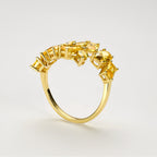 Seitenansicht eines Fancy Yellow Statement-Rings aus 18K Gold mit 4,00 ct Labordiamanten in verschiedenen Schliffformen