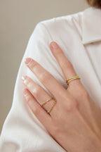 Detailaufnahme eines V-förmigen Rings aus 18K Gold mit 0,35 ct Fancy Yellow Labordiamanten am Model