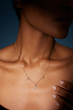 Model trägt eine Initialenkette mit diamantbesetztem Buchstaben S und zwei beweglichen Labordiamanten, insgesamt 0,42 ct, aus 18K Gold.